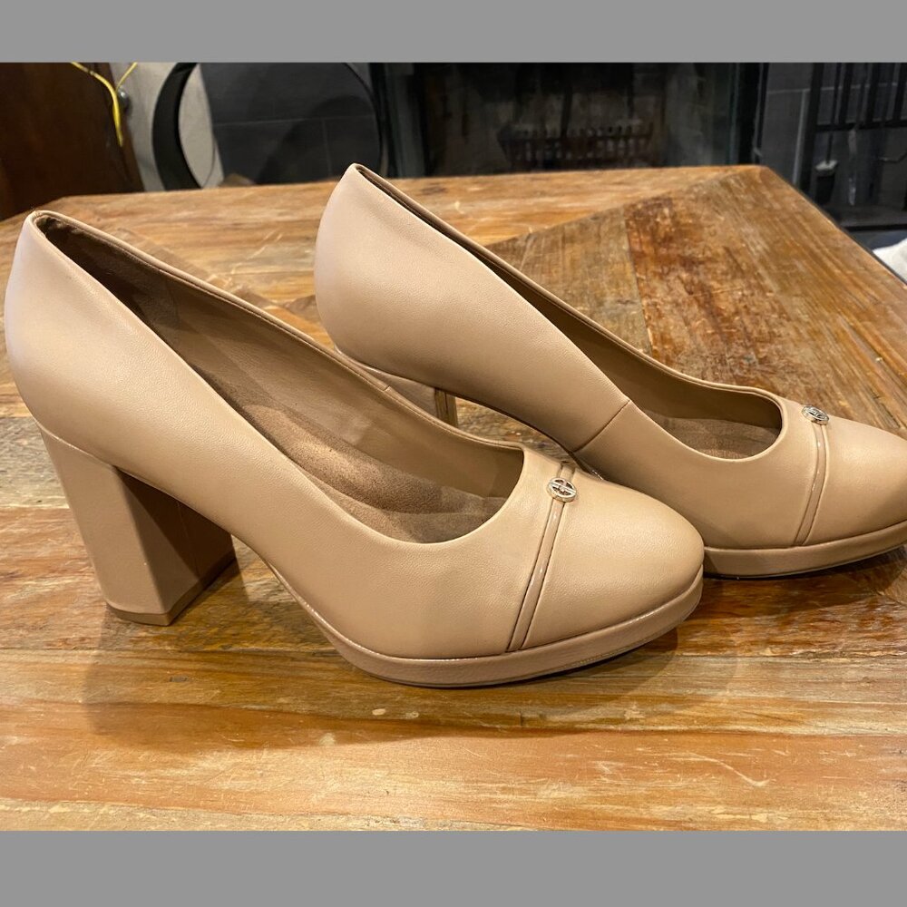 Giani Bernini: memory foam, sz 8.5 (run small), tan, 3.5 in heels